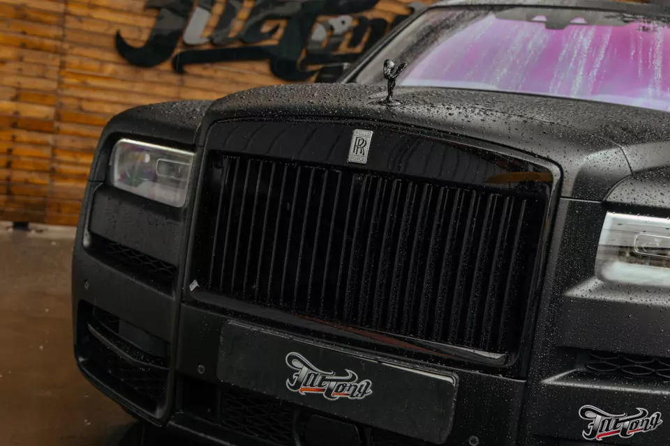 Защитили Rolls-Royce Cullinan матовым полиуретаном, выполнили антихром, окрасили диски в черный глянец и выполнили фирменный шиномонтаж на стендах Hunter